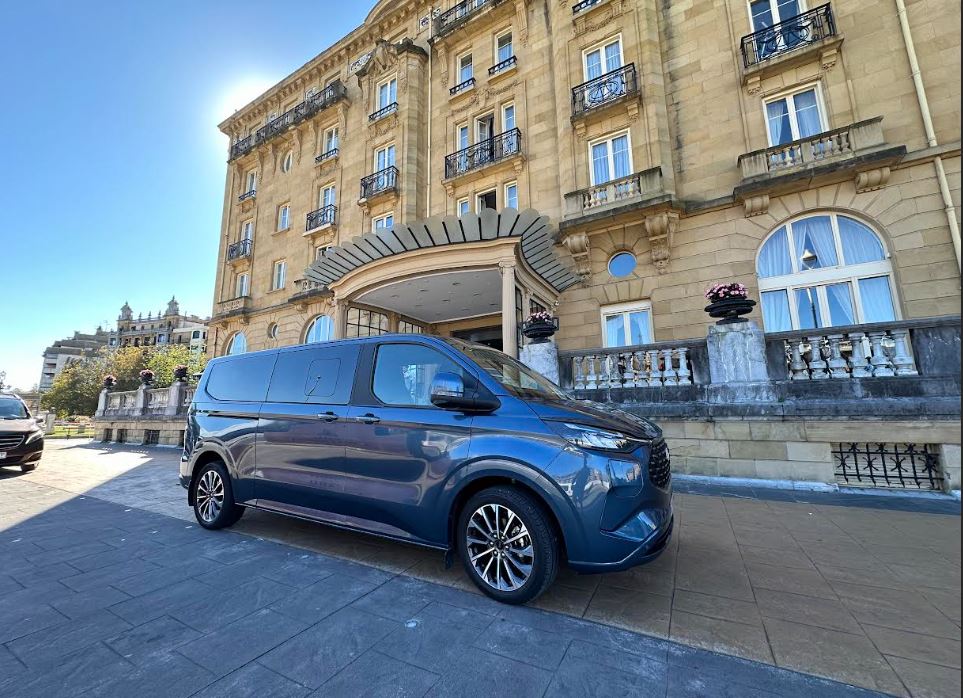 Private Biarritz Airport transfer vehicle in the Basque Country
